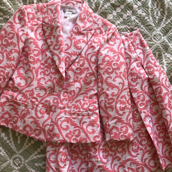 Chic feminine skirt suit - Picture 11 of 11